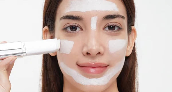 💥BUY 1 GET 1 FREE💥⏰💕🌟Cream Stick V White Korean Color-Changing Foundation Stick (t)